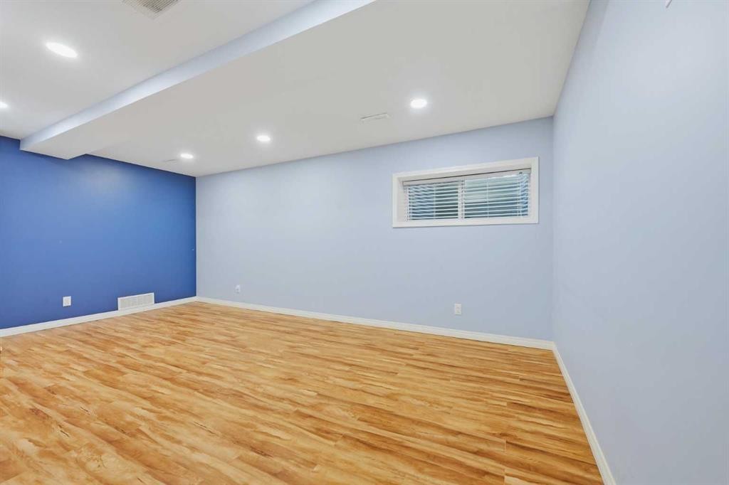 124 Everridge Gardens Sw, Calgary, AB - Indoor Photo Showing Other Room