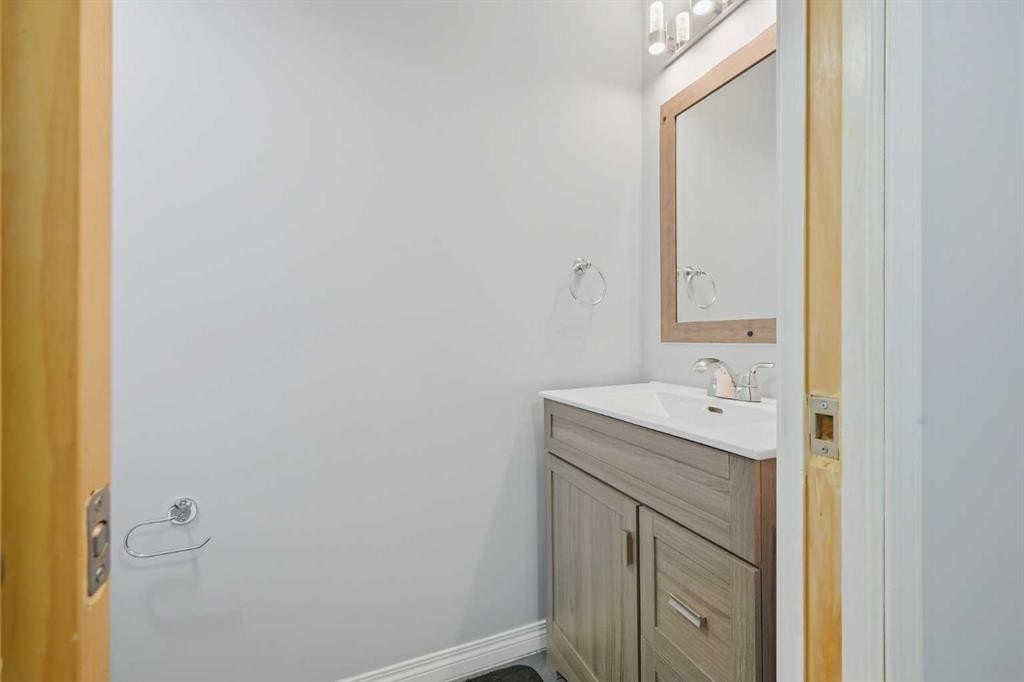 124 Everridge Gardens Sw, Calgary, AB - Indoor Photo Showing Bathroom