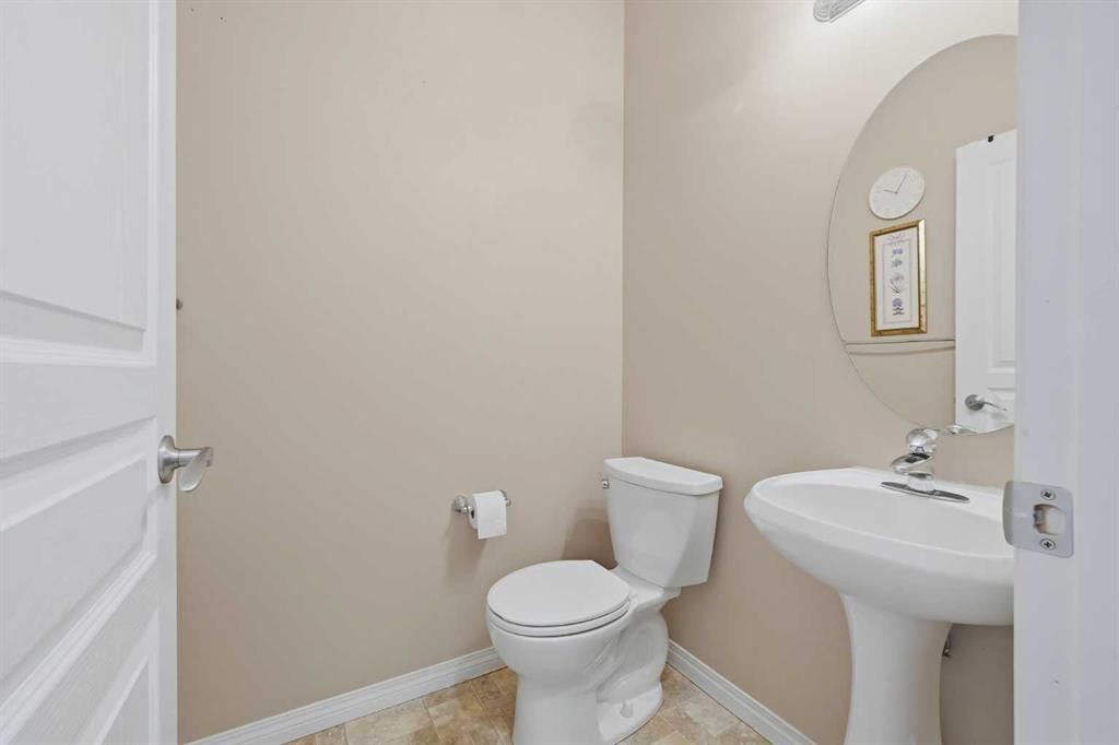 124 Everridge Gardens Sw, Calgary, AB - Indoor Photo Showing Bathroom