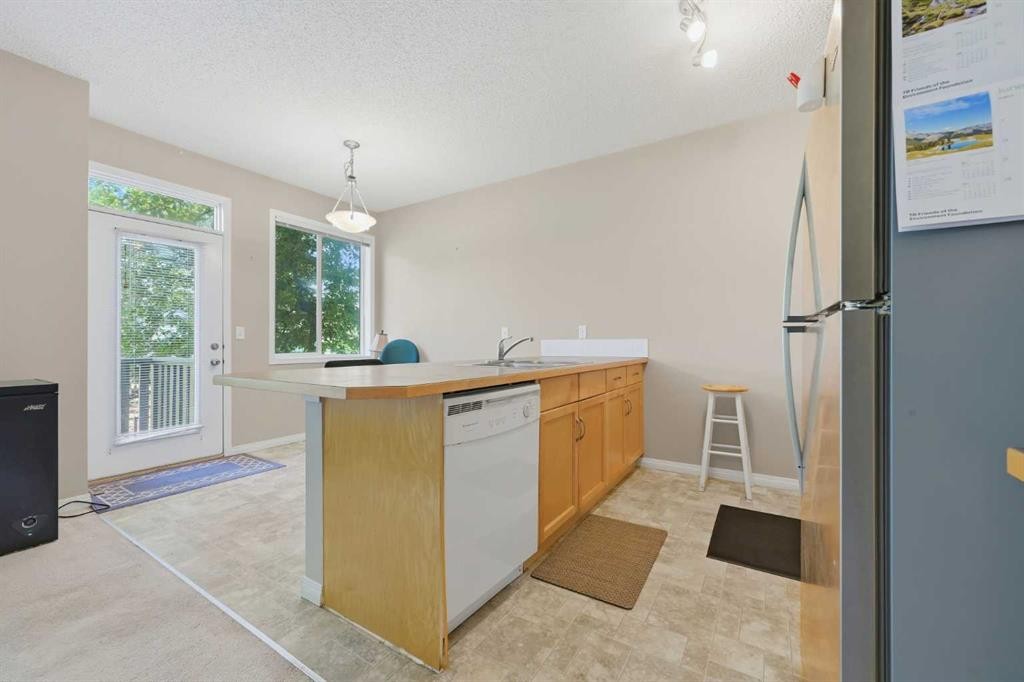124 Everridge Gardens Sw, Calgary, AB - Indoor Photo Showing Kitchen