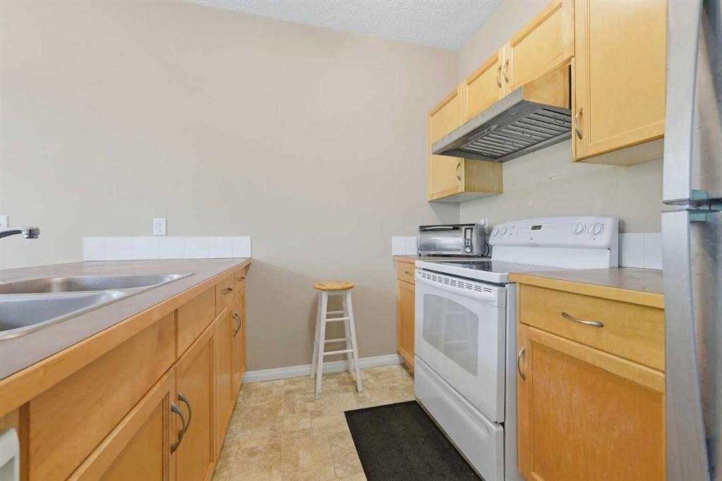 124 Everridge Gardens Sw, Calgary, AB - Indoor Photo Showing Kitchen With Double Sink