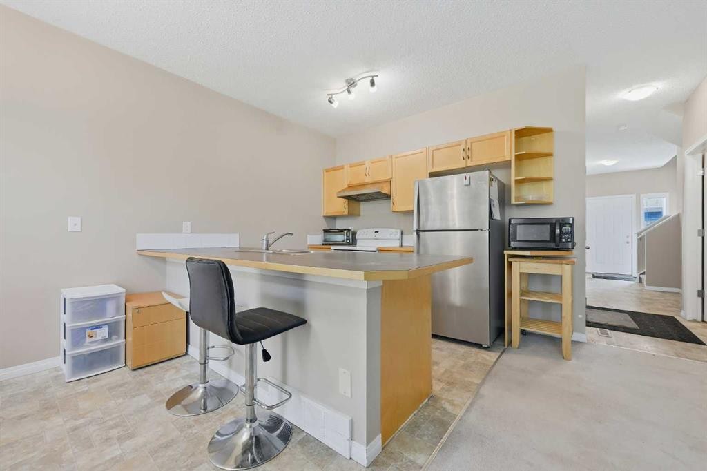 124 Everridge Gardens Sw, Calgary, AB - Indoor Photo Showing Kitchen With Double Sink