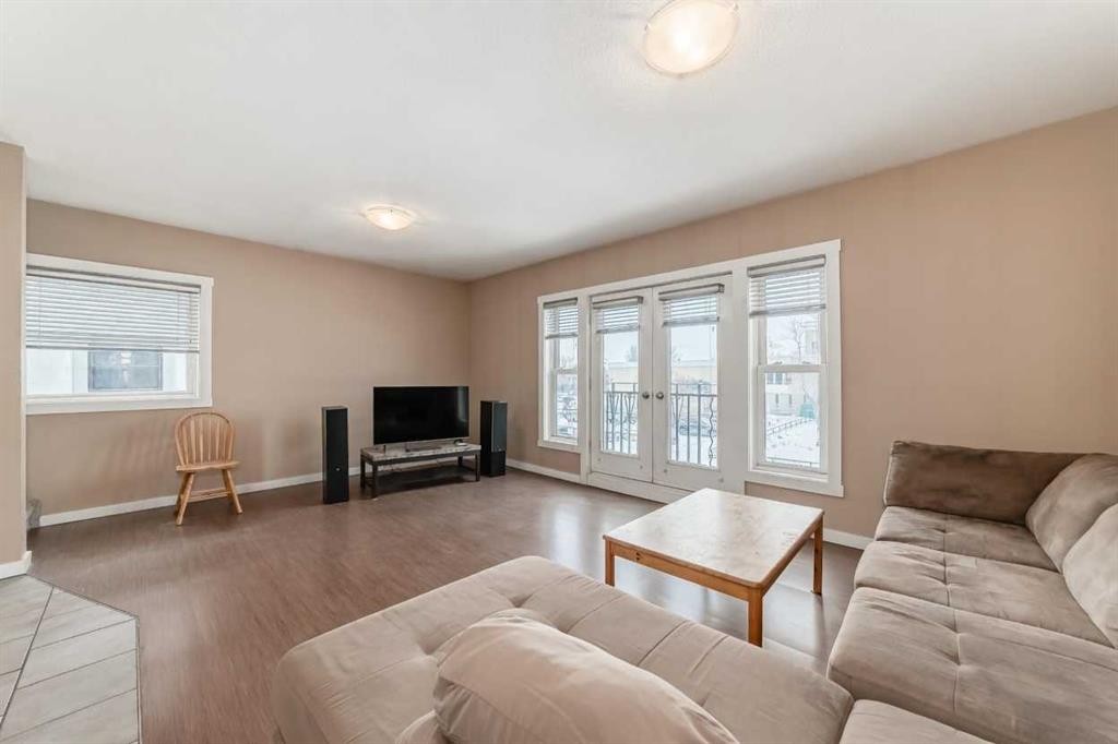 6-1922 9 Avenue Se, Calgary, AB - Indoor Photo Showing Living Room