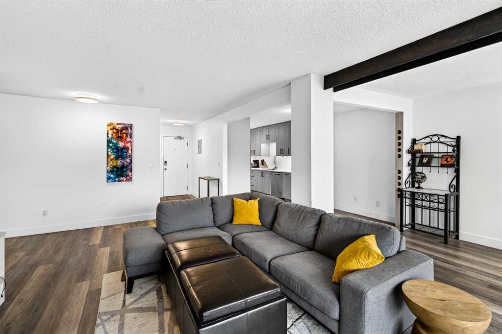 10-635 Marsh Road Ne, Calgary, AB - Indoor Photo Showing Living Room