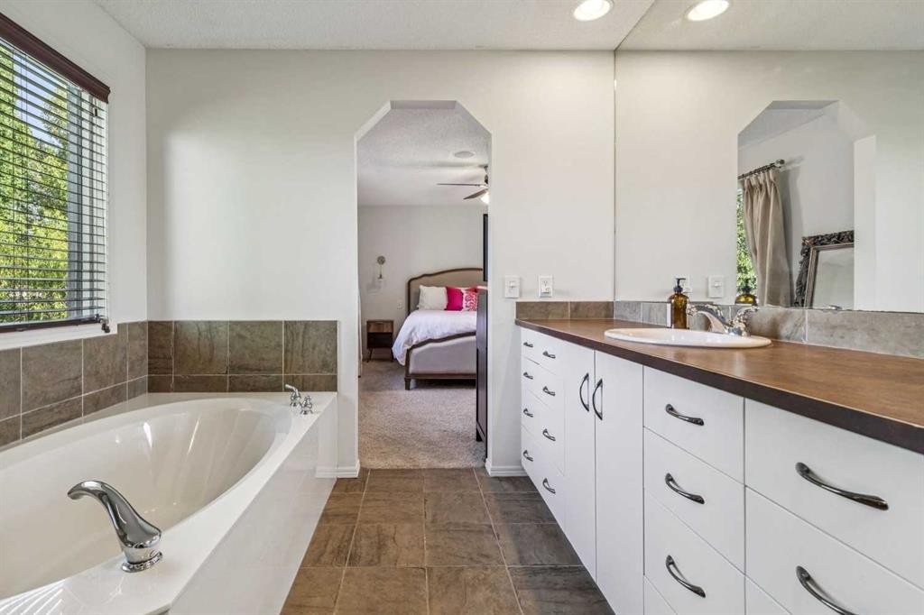 135 Tuscany Ravine Road Nw, Calgary, AB - Indoor Photo Showing Bathroom