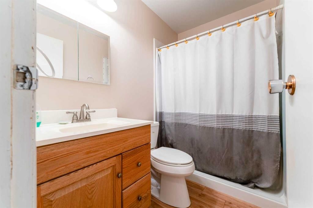6823 4 Avenue Se, Calgary, AB - Indoor Photo Showing Bathroom
