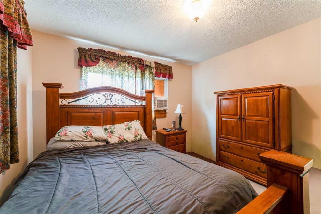 6823 4 Avenue Se, Calgary, AB - Indoor Photo Showing Bedroom