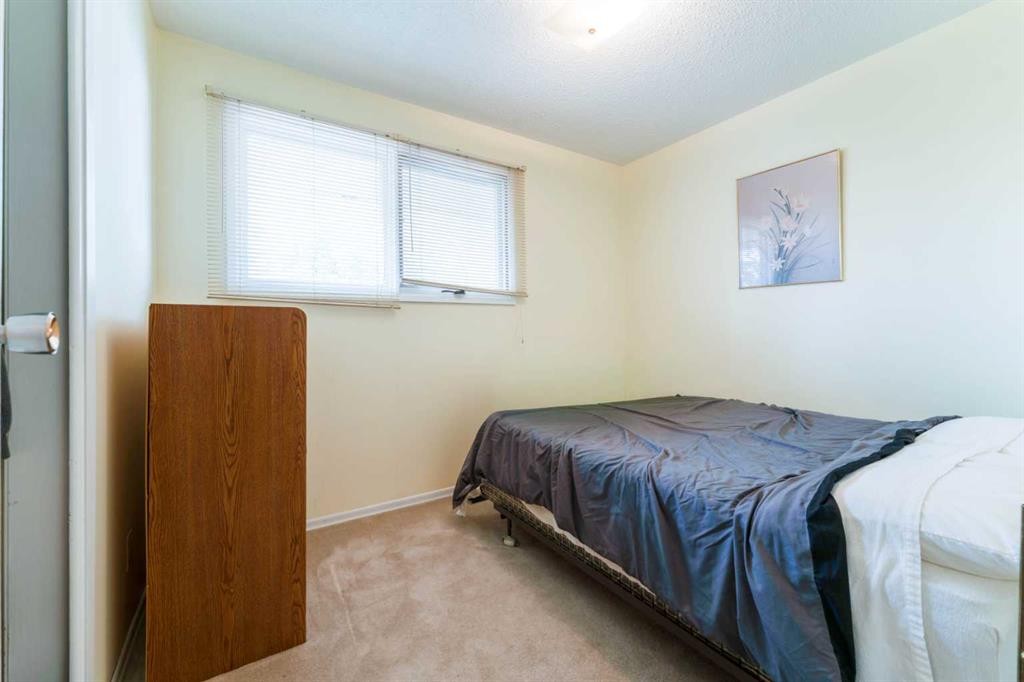 6823 4 Avenue Se, Calgary, AB - Indoor Photo Showing Bedroom
