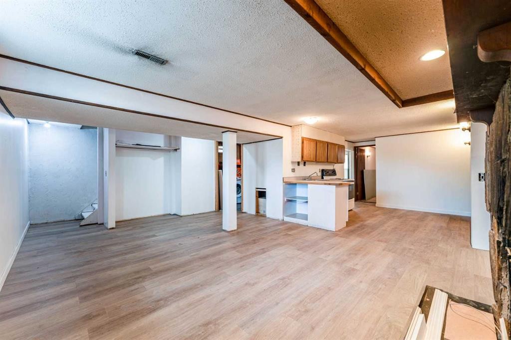6823 4 Avenue Se, Calgary, AB - Indoor Photo Showing Other Room