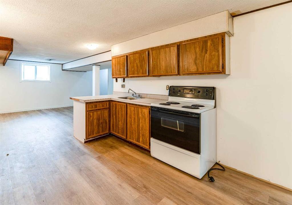 6823 4 Avenue Se, Calgary, AB - Indoor Photo Showing Kitchen