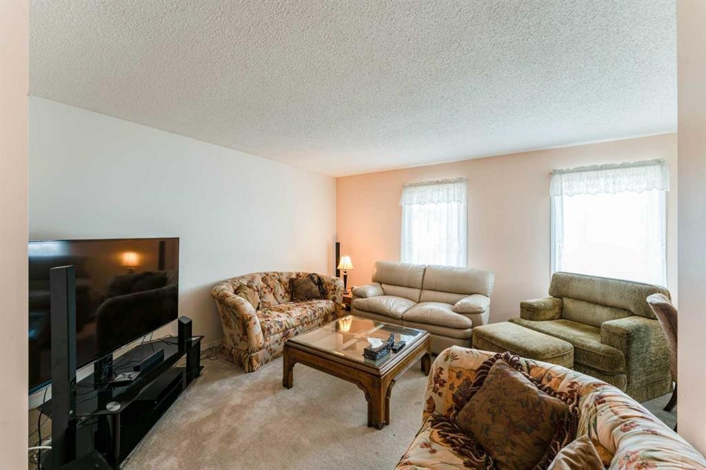 6823 4 Avenue Se, Calgary, AB - Indoor Photo Showing Living Room