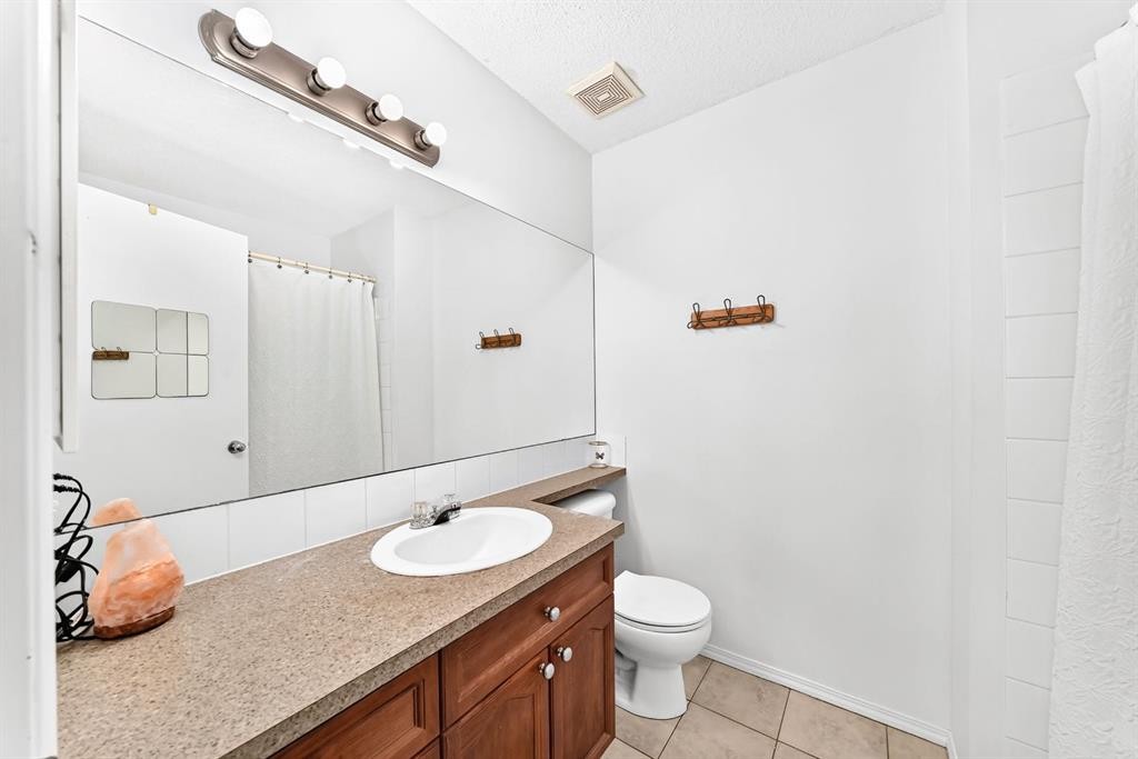 619 Country Village Cape Ne, Calgary, AB - Indoor Photo Showing Bathroom