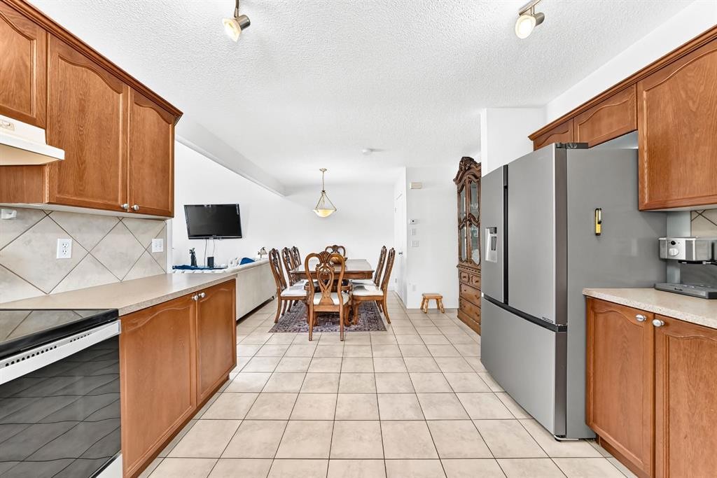 619 Country Village Cape Ne, Calgary, AB - Indoor Photo Showing Kitchen