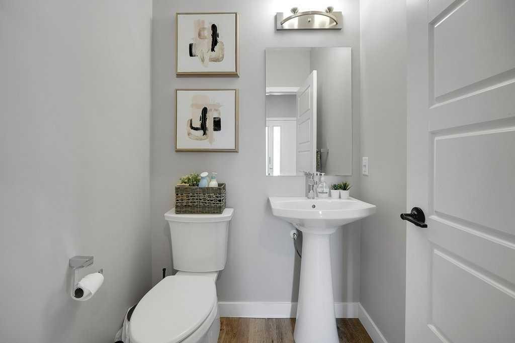 244 Belmont Boulevard Sw, Calgary, AB - Indoor Photo Showing Bathroom
