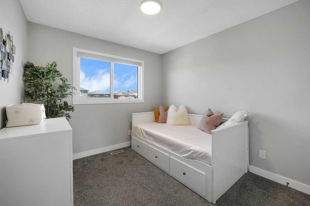 244 Belmont Boulevard Sw, Calgary, AB - Indoor Photo Showing Bedroom