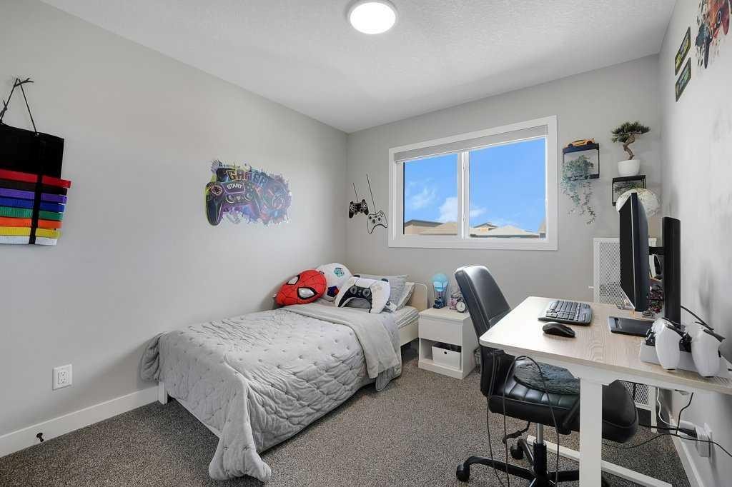 244 Belmont Boulevard Sw, Calgary, AB - Indoor Photo Showing Bedroom
