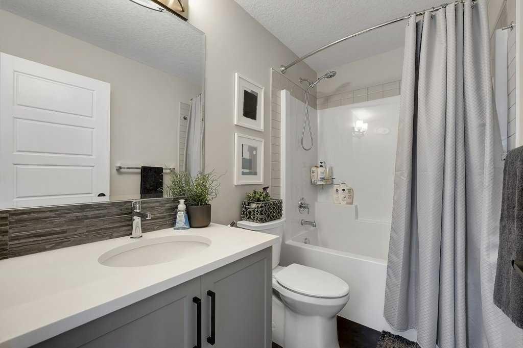 244 Belmont Boulevard Sw, Calgary, AB - Indoor Photo Showing Bathroom