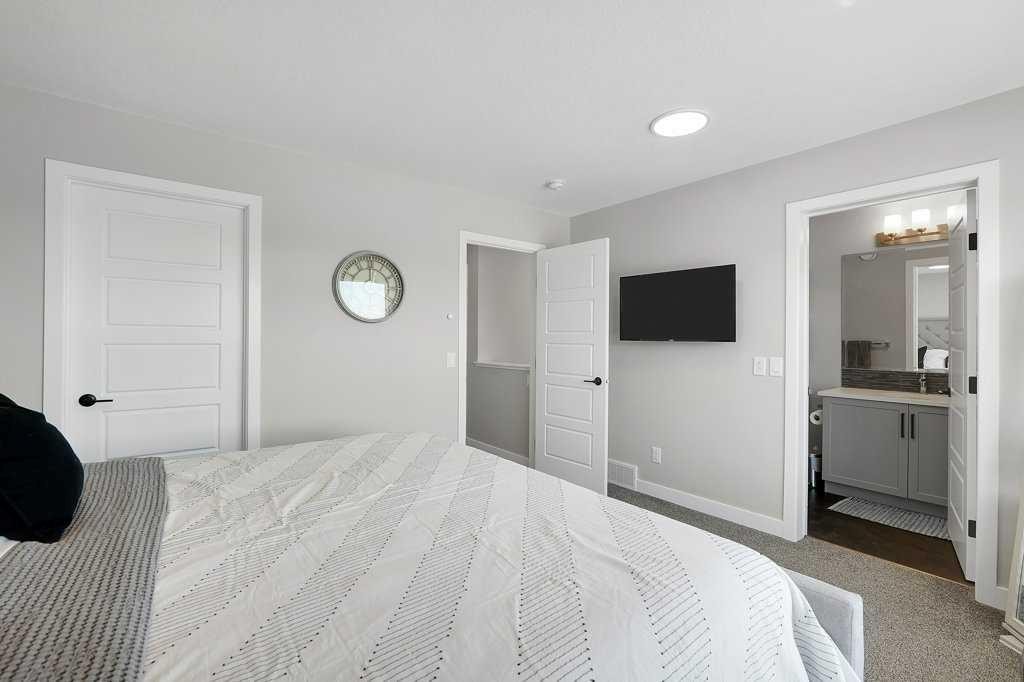 244 Belmont Boulevard Sw, Calgary, AB - Indoor Photo Showing Bedroom