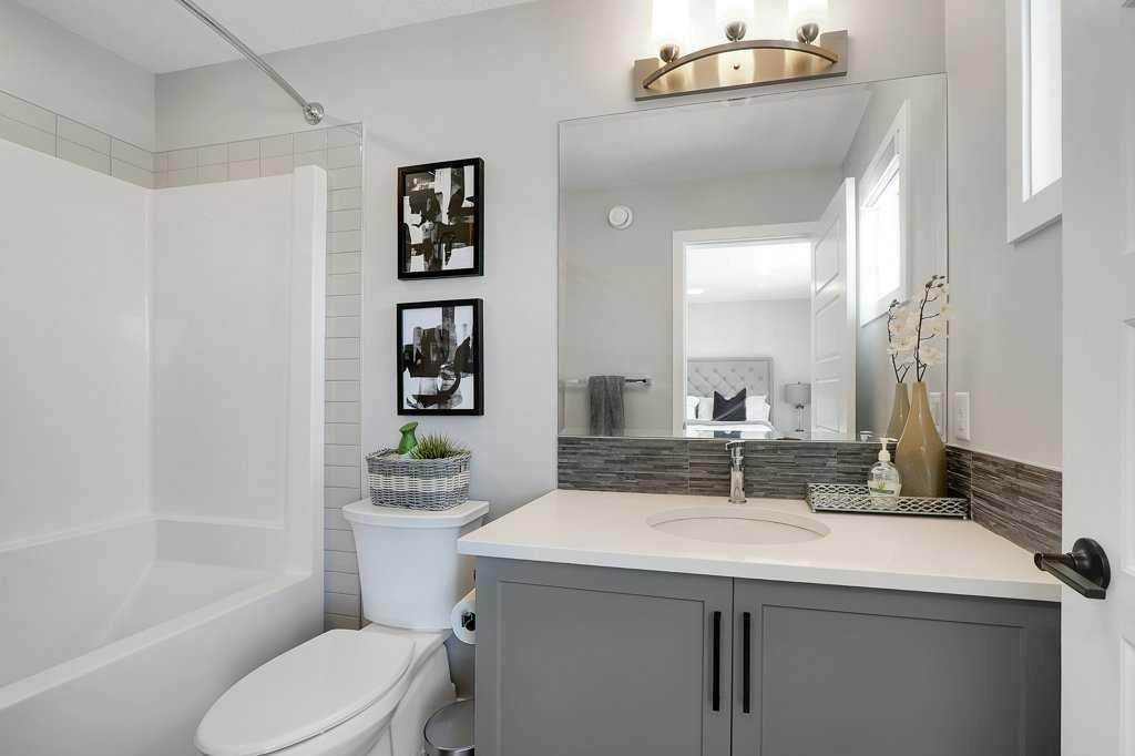 244 Belmont Boulevard Sw, Calgary, AB - Indoor Photo Showing Bathroom