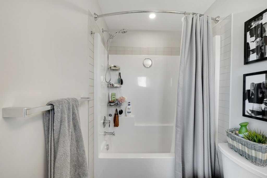 244 Belmont Boulevard Sw, Calgary, AB - Indoor Photo Showing Bathroom