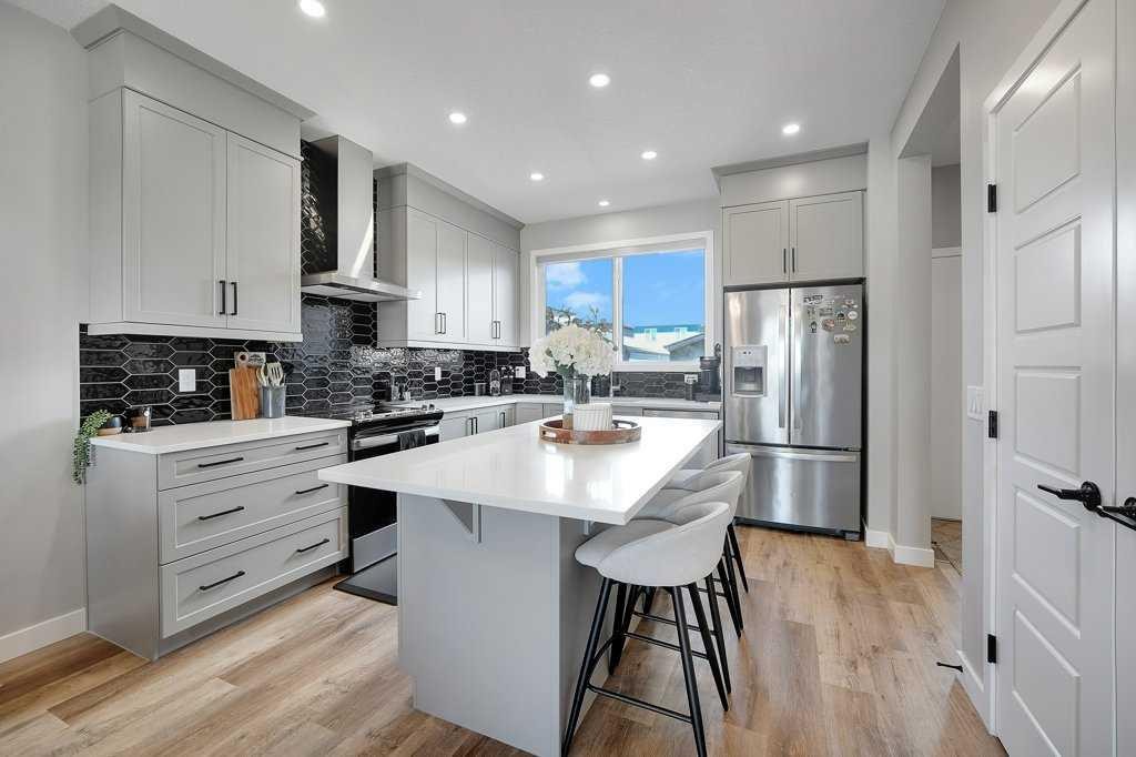 244 Belmont Boulevard Sw, Calgary, AB - Indoor Photo Showing Kitchen With Upgraded Kitchen