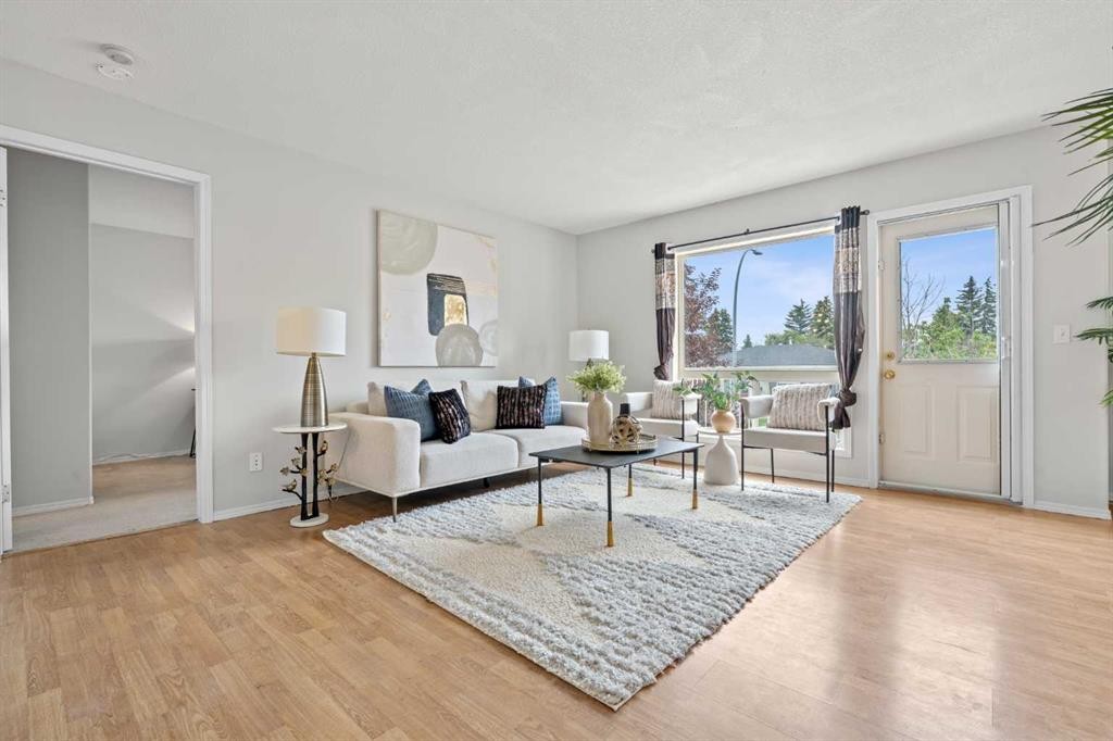 6591 Pinecliff Grove Ne, Calgary, AB - Indoor Photo Showing Living Room