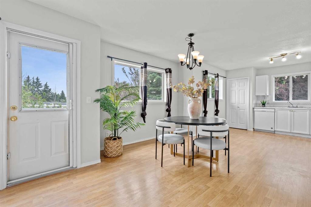 6591 Pinecliff Grove Ne, Calgary, AB - Indoor Photo Showing Dining Room