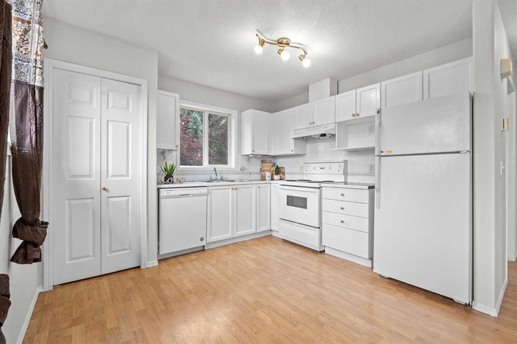 6591 Pinecliff Grove Ne, Calgary, AB - Indoor Photo Showing Kitchen