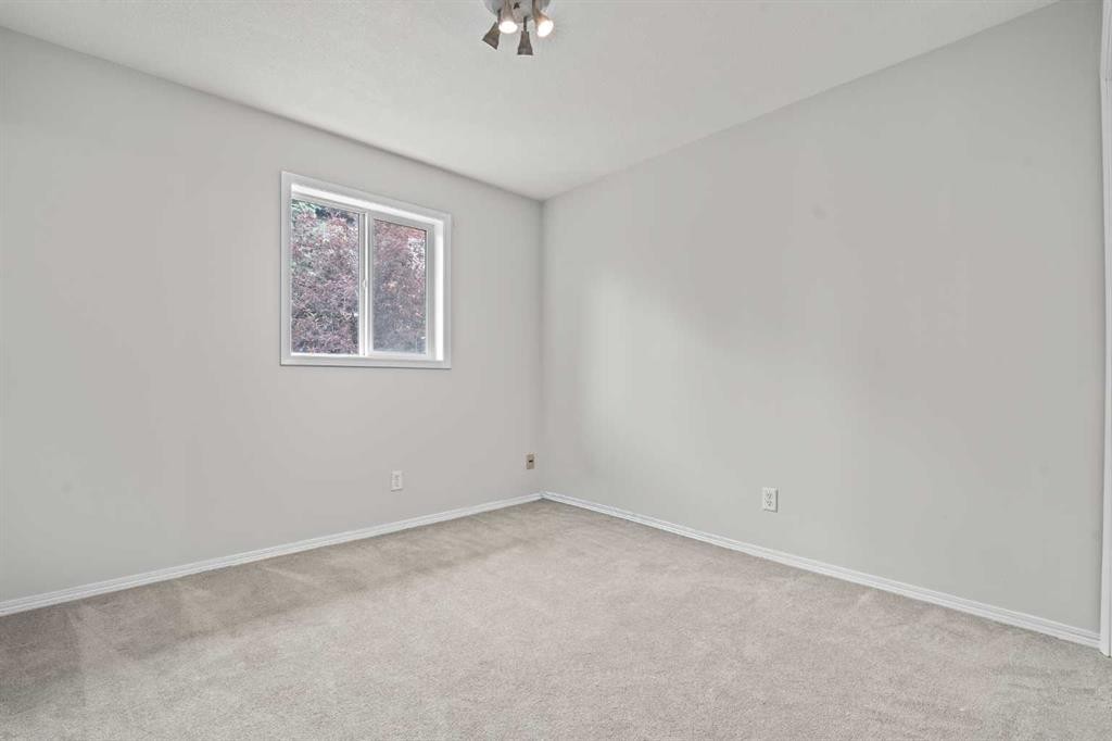 6591 Pinecliff Grove Ne, Calgary, AB - Indoor Photo Showing Other Room