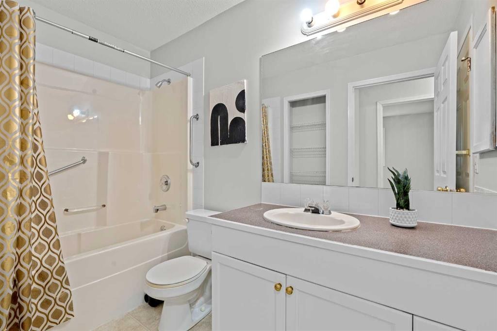 6591 Pinecliff Grove Ne, Calgary, AB - Indoor Photo Showing Bathroom