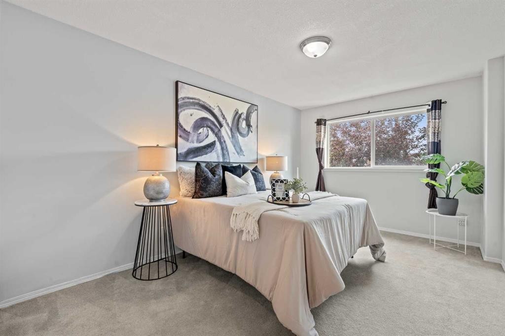 6591 Pinecliff Grove Ne, Calgary, AB - Indoor Photo Showing Bedroom