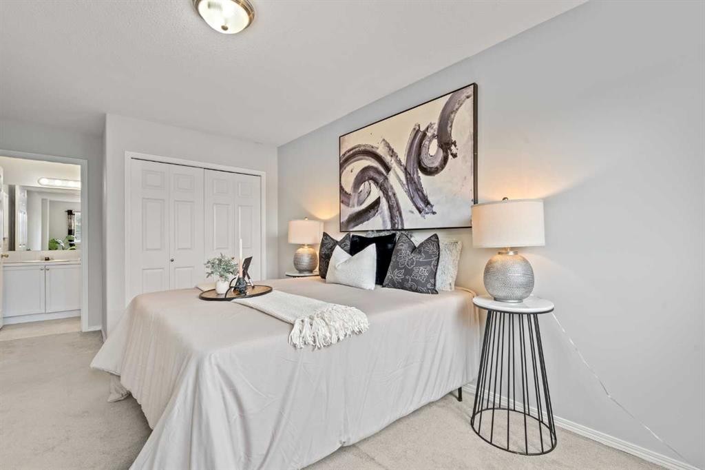 6591 Pinecliff Grove Ne, Calgary, AB - Indoor Photo Showing Bedroom
