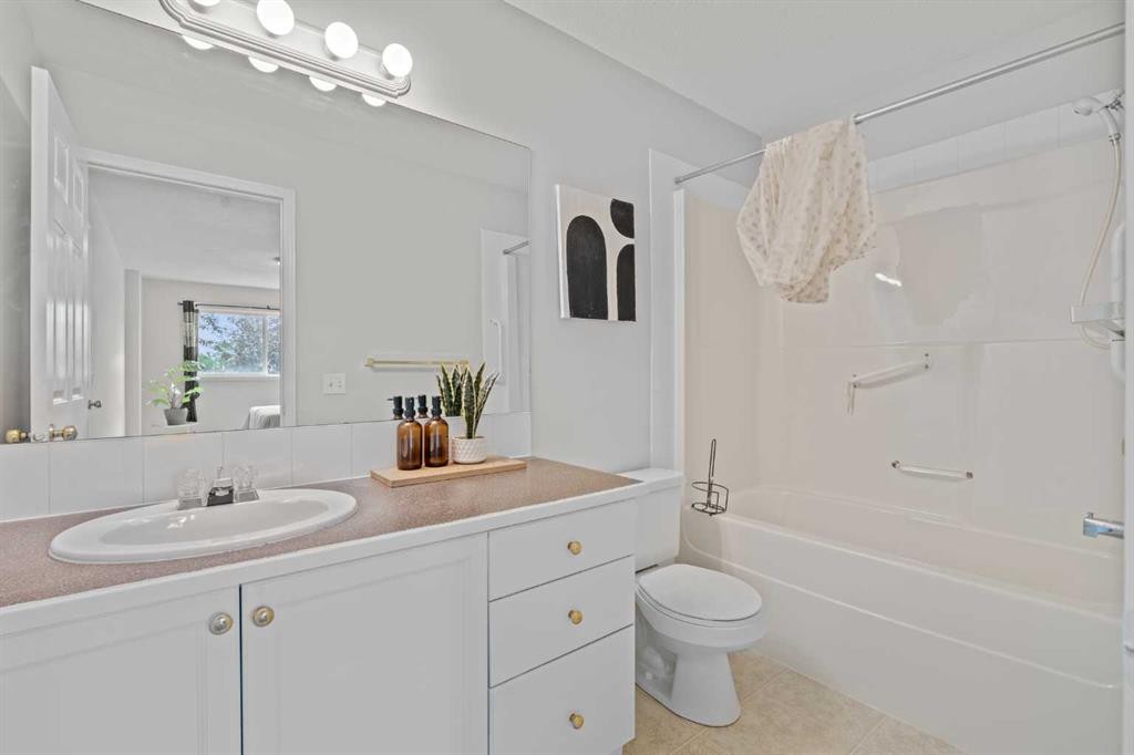 6591 Pinecliff Grove Ne, Calgary, AB - Indoor Photo Showing Bathroom