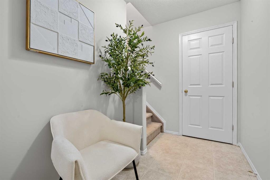 6591 Pinecliff Grove Ne, Calgary, AB - Indoor Photo Showing Other Room