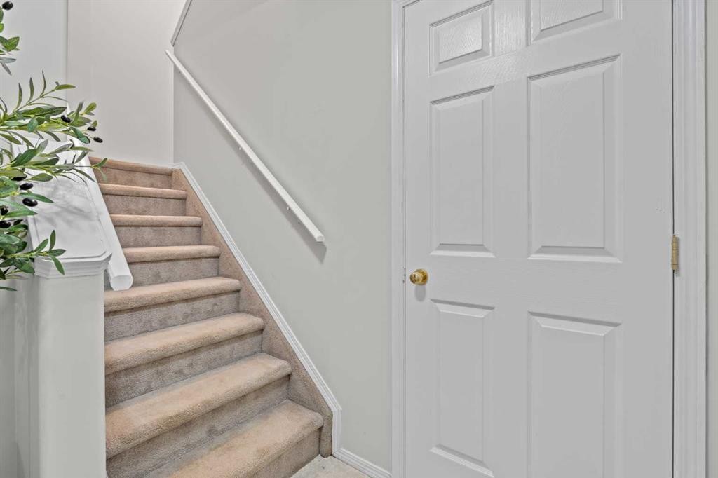 6591 Pinecliff Grove Ne, Calgary, AB - Indoor Photo Showing Other Room