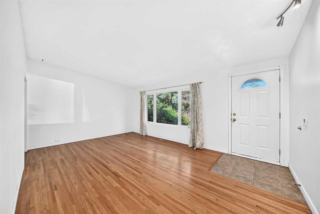 4628 Verona Drive Nw, Calgary, AB - Indoor Photo Showing Other Room