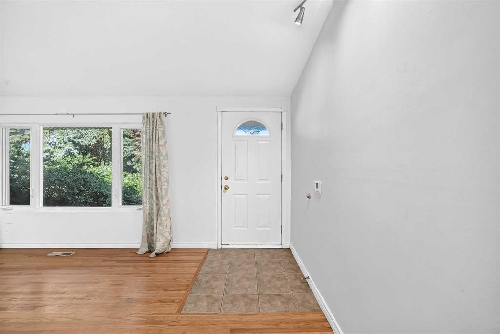 4628 Verona Drive Nw, Calgary, AB - Indoor Photo Showing Other Room