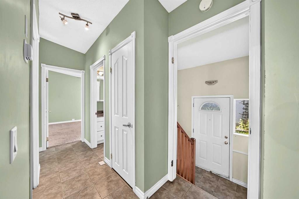 4628 Verona Drive Nw, Calgary, AB - Indoor Photo Showing Other Room