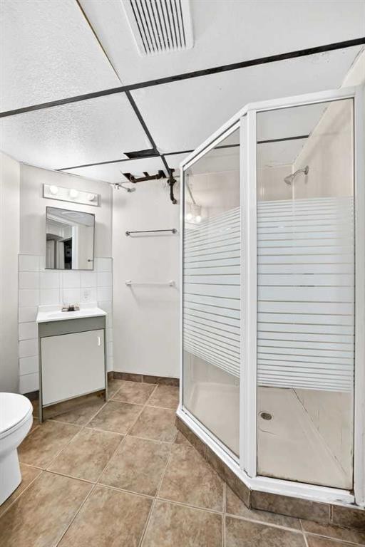 4628 Verona Drive Nw, Calgary, AB - Indoor Photo Showing Bathroom