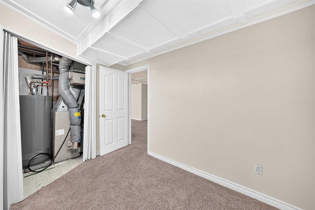 4628 Verona Drive Nw, Calgary, AB - Indoor Photo Showing Other Room