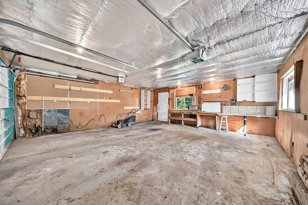4628 Verona Drive Nw, Calgary, AB - Indoor Photo Showing Garage