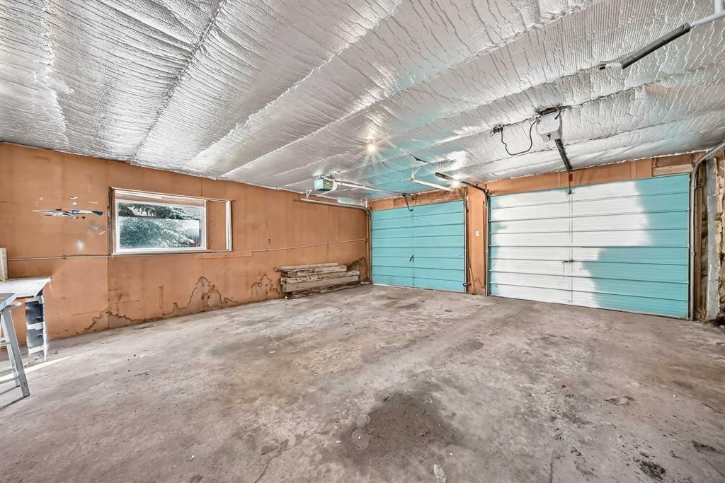 4628 Verona Drive Nw, Calgary, AB - Indoor Photo Showing Garage