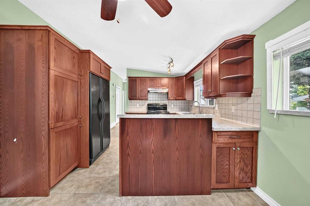 4628 Verona Drive Nw, Calgary, AB - Indoor Photo Showing Kitchen