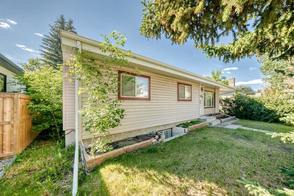 4628 Verona Drive Nw, Calgary, AB - Outdoor