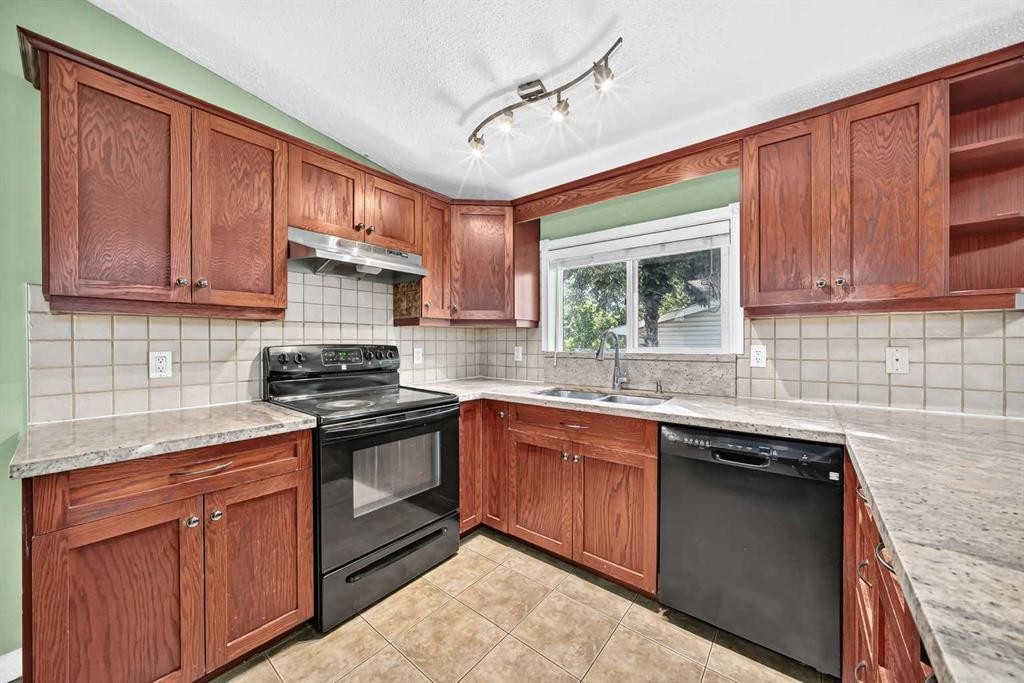 4628 Verona Drive Nw, Calgary, AB - Indoor Photo Showing Kitchen With Double Sink