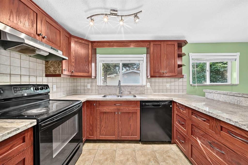 4628 Verona Drive Nw, Calgary, AB - Indoor Photo Showing Kitchen With Double Sink