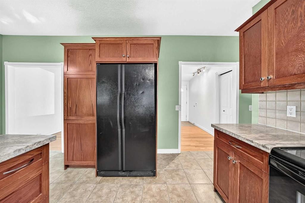 4628 Verona Drive Nw, Calgary, AB - Indoor Photo Showing Kitchen