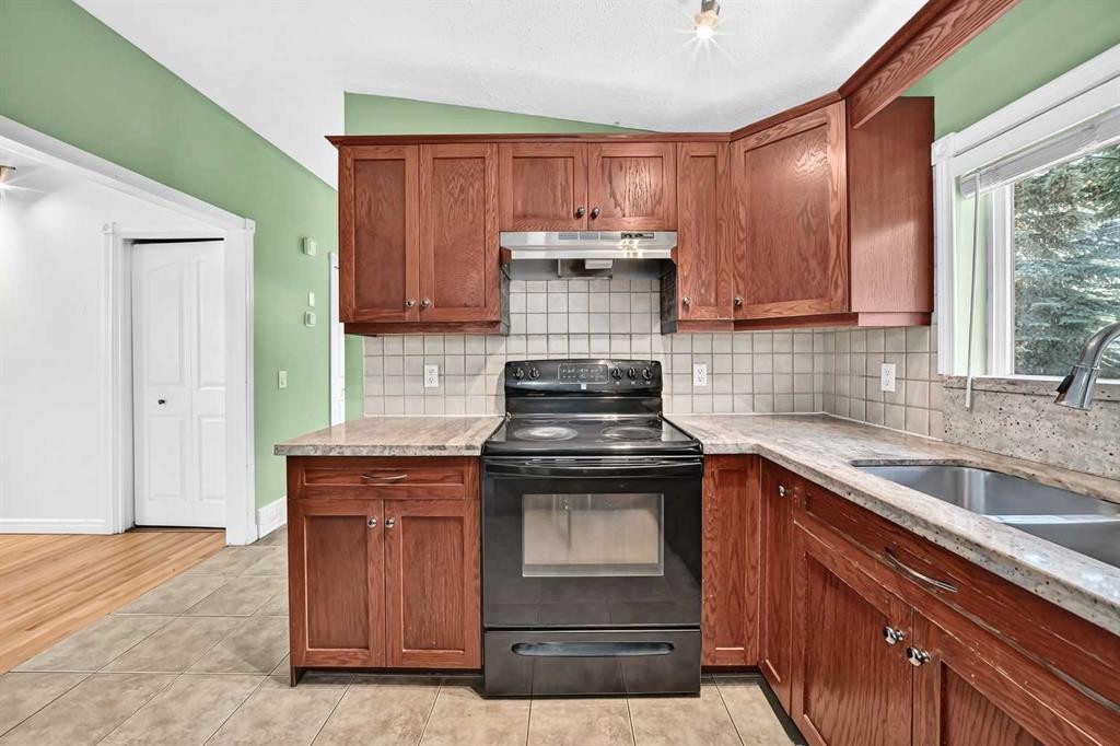 4628 Verona Drive Nw, Calgary, AB - Indoor Photo Showing Kitchen With Double Sink