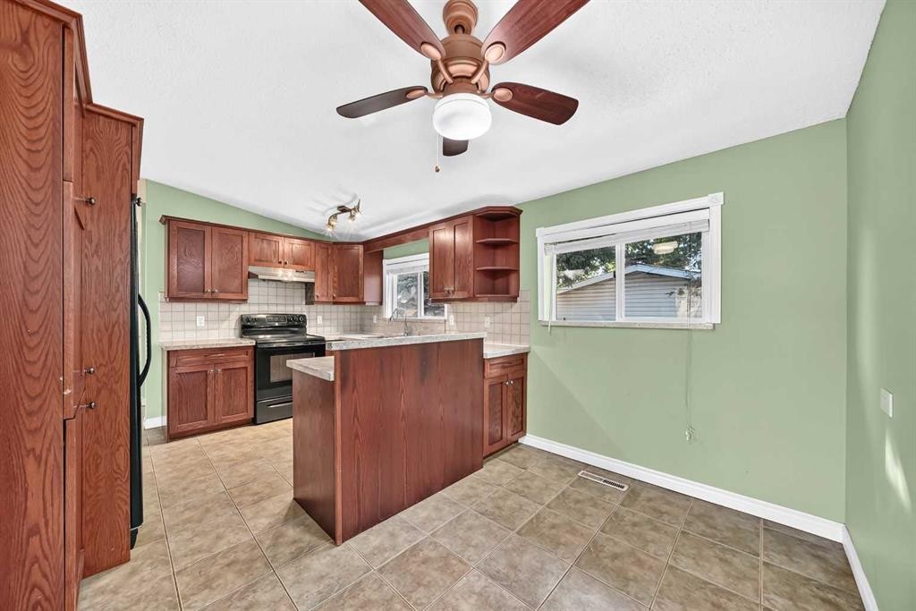 4628 Verona Drive Nw, Calgary, AB - Indoor Photo Showing Kitchen