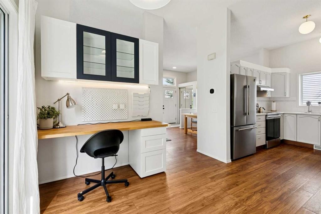 98 River Rock Way Se, Calgary, AB - Indoor Photo Showing Kitchen